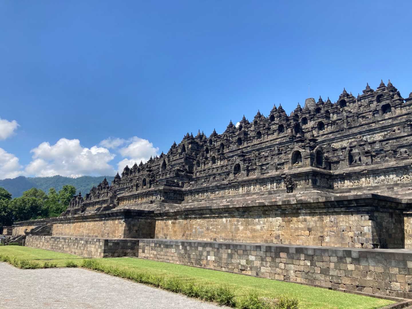 The world's biggest buddhist temple, the Borobudur temple